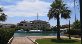 VILLA CON GIARDINO TRA LE BARCHE A VELA